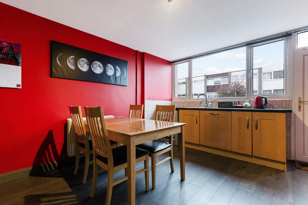 3 Bedroom Town House For Sale in MacTaggart Road, Cumbernauld, G67 1JL