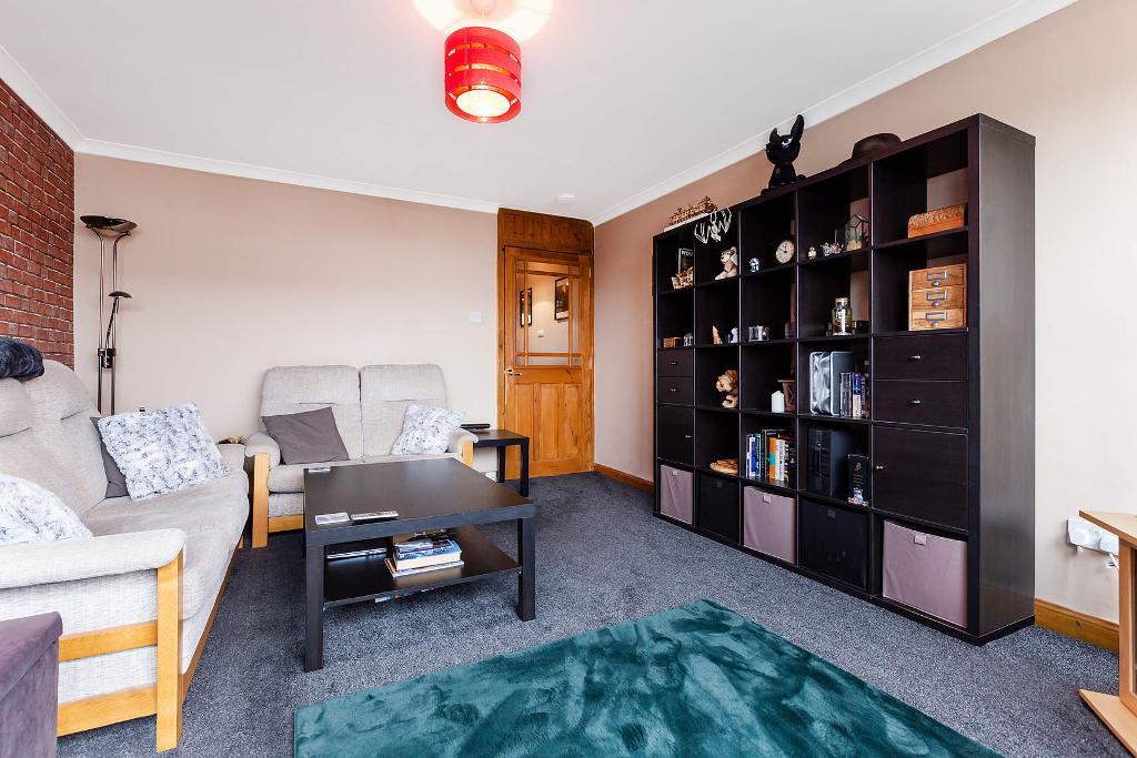 3 Bedroom Town House For Sale in MacTaggart Road, Cumbernauld, G67 1JL