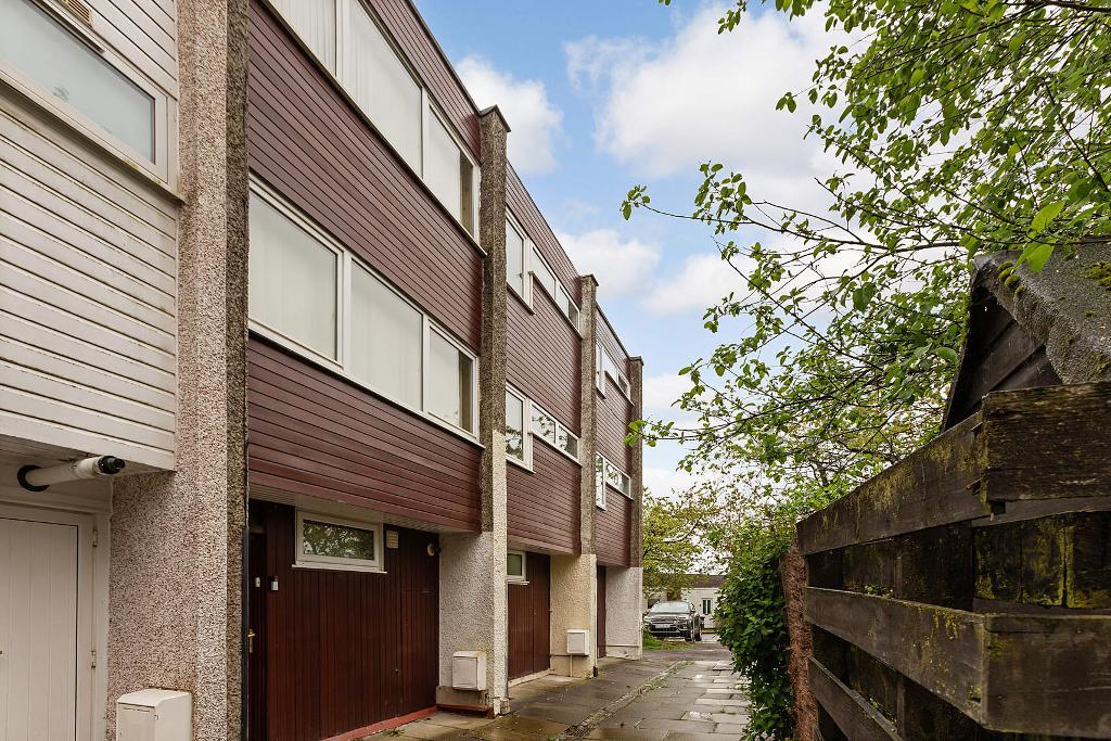 3 Bedroom Town House For Sale in MacTaggart Road, Cumbernauld, G67 1JL