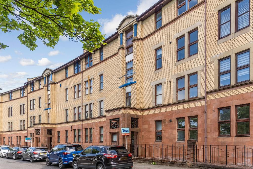2 Bedroom Flat For Sale in St Ninian Terrace, New Gorbals, G5 0RJ