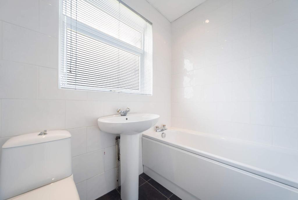 3 Bedroom SemiDetached For Sale in Springhill Road, Garrowhill, G69 6NS