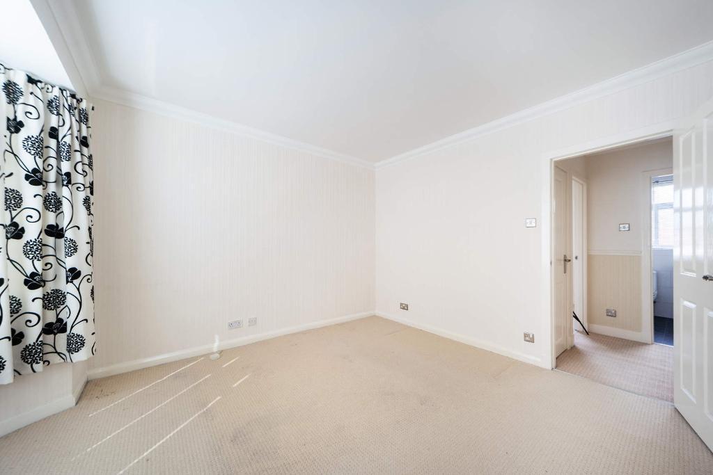 3 Bedroom SemiDetached For Sale in Springhill Road, Garrowhill, G69 6NS