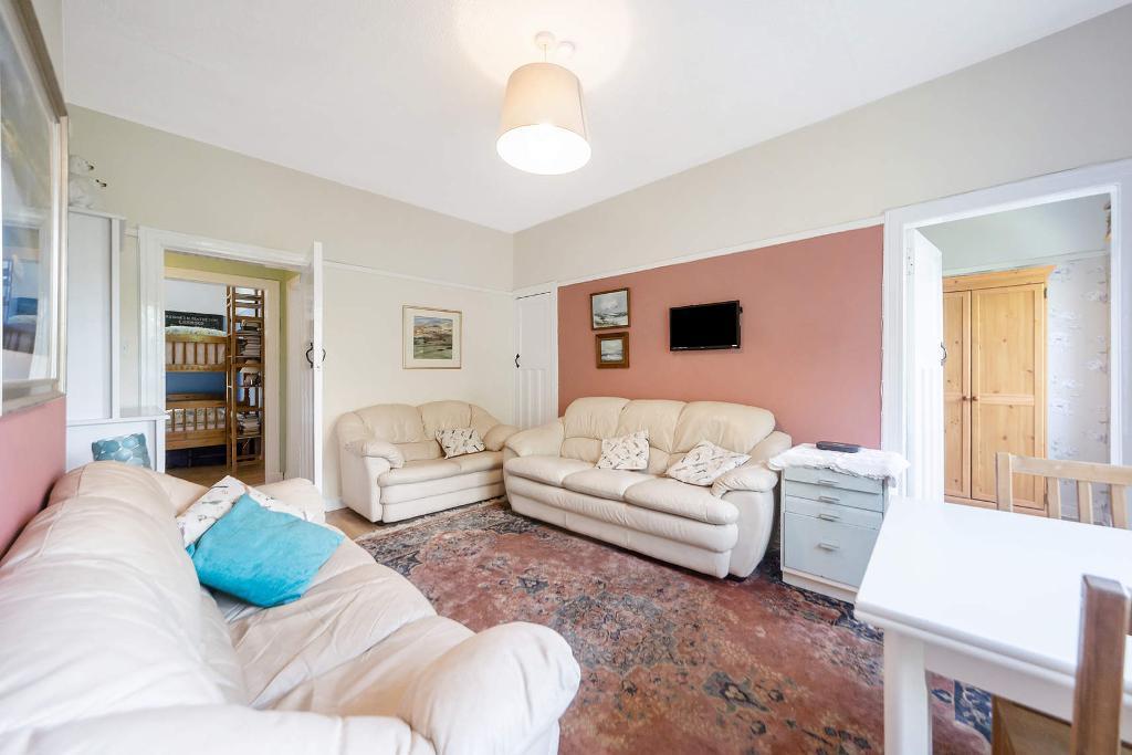 3 Bedroom Ground Floor Flat For Sale in Dorchester Avenue, Anniesland