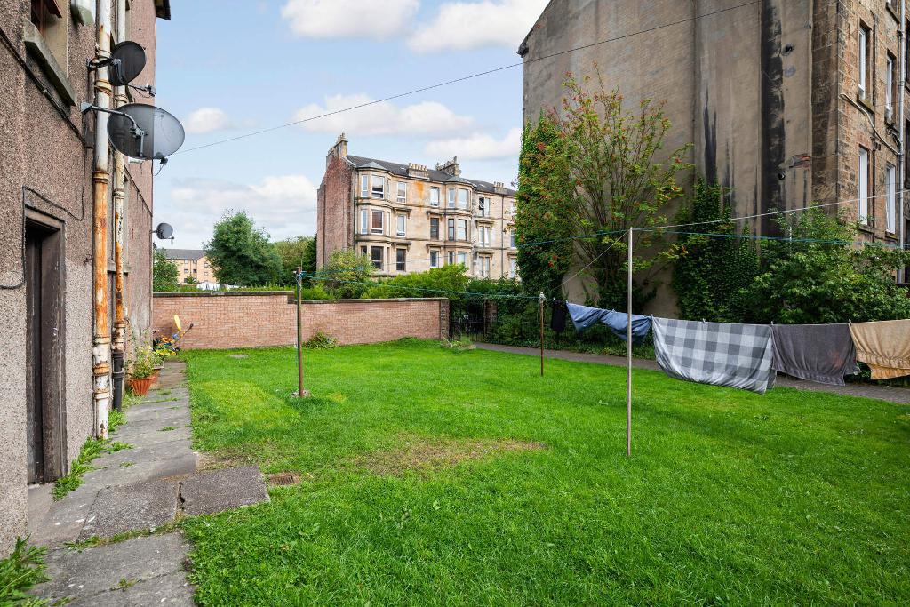 3 Bedroom Flat For Sale in Craigpark Drive, Dennistoun, Glasgow, G31 2NT