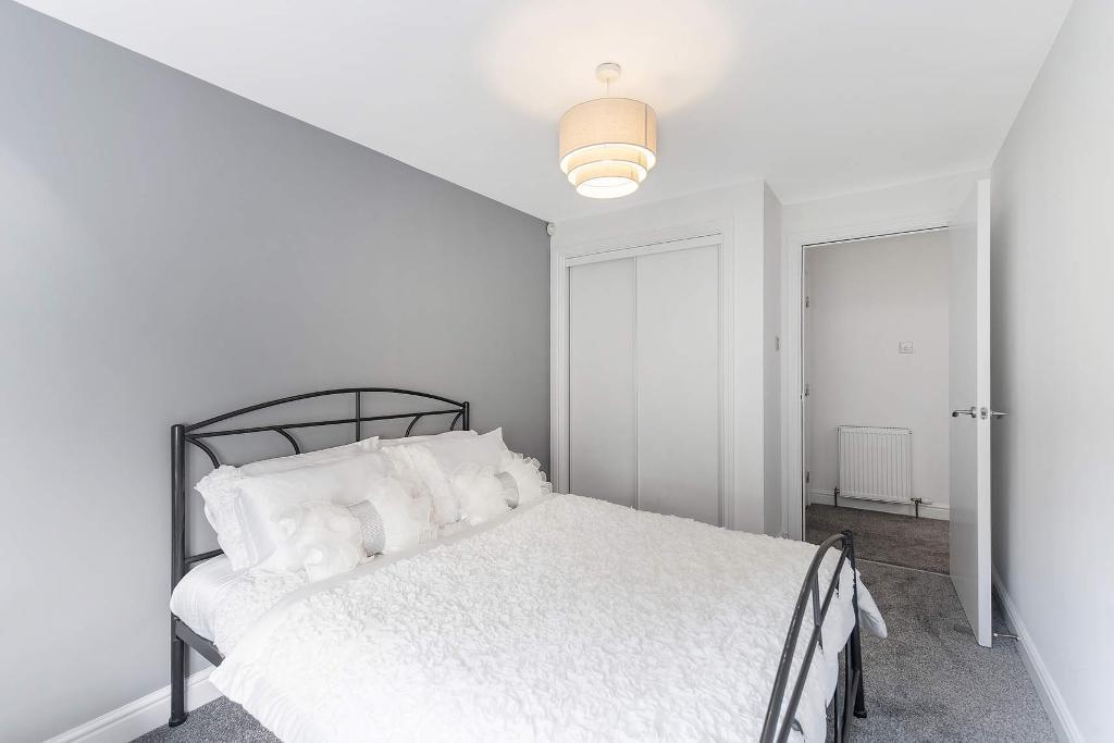 2 Bedroom Flat For Sale in Ashgill Road, Glasgow, G22 7HJ