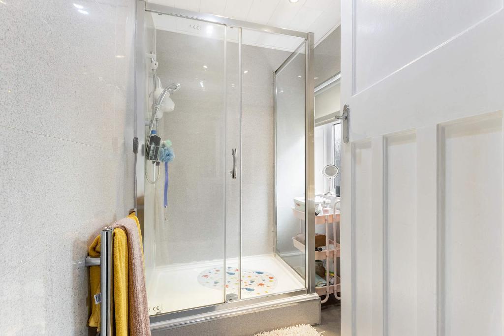 3 Bedroom Lower cottage flat For Sale in Crofton Avenue, Croftfoot, G44 5HY