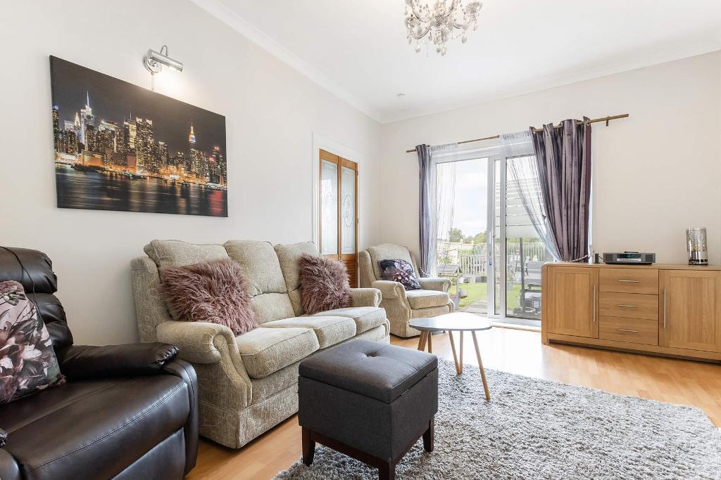 3 Bedroom Lower cottage flat For Sale in Crofton Avenue, Croftfoot, G44 5HY