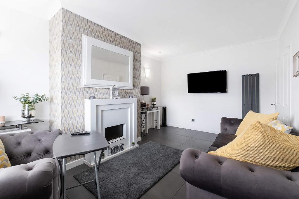 2 Bedroom Upper Cottage Flat For Sale in Ardgay Street, Sandyhills, G32 7AN