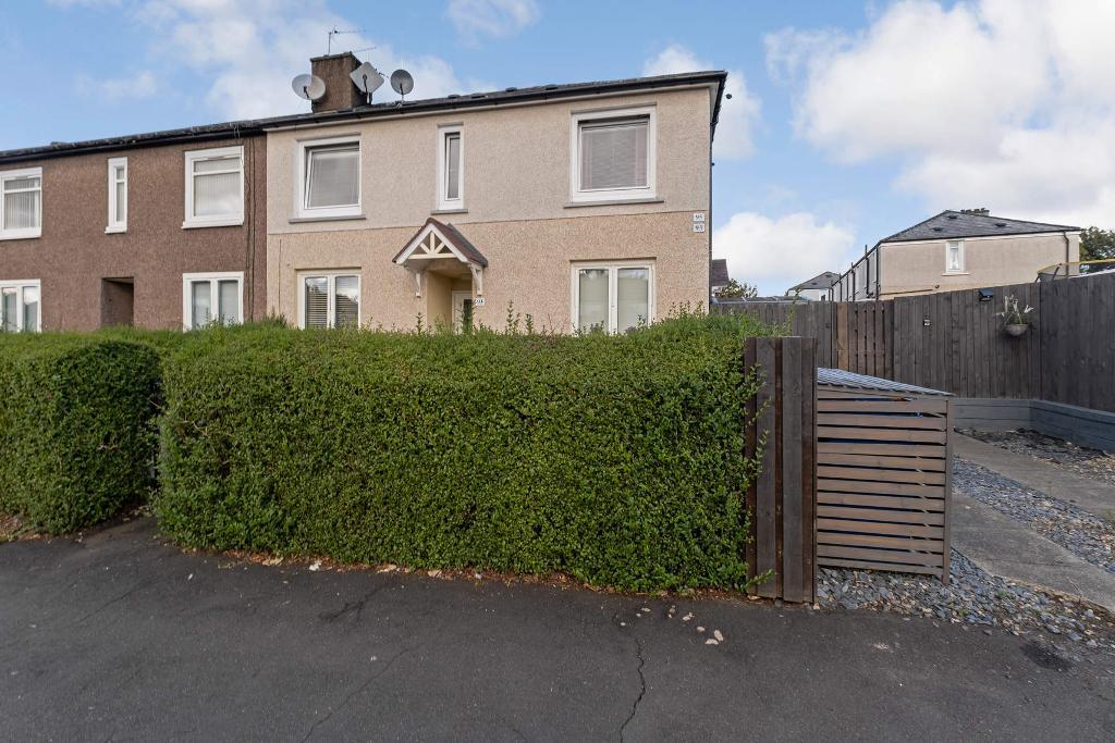 2 Bedroom Upper Cottage Flat For Sale in Ardgay Street, Sandyhills, G32 7AN