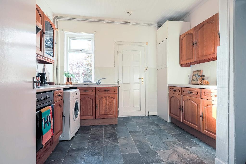 2 Bedroom Lower cottage flat For Sale in Loretto Street, Carntyne, G33 3BU