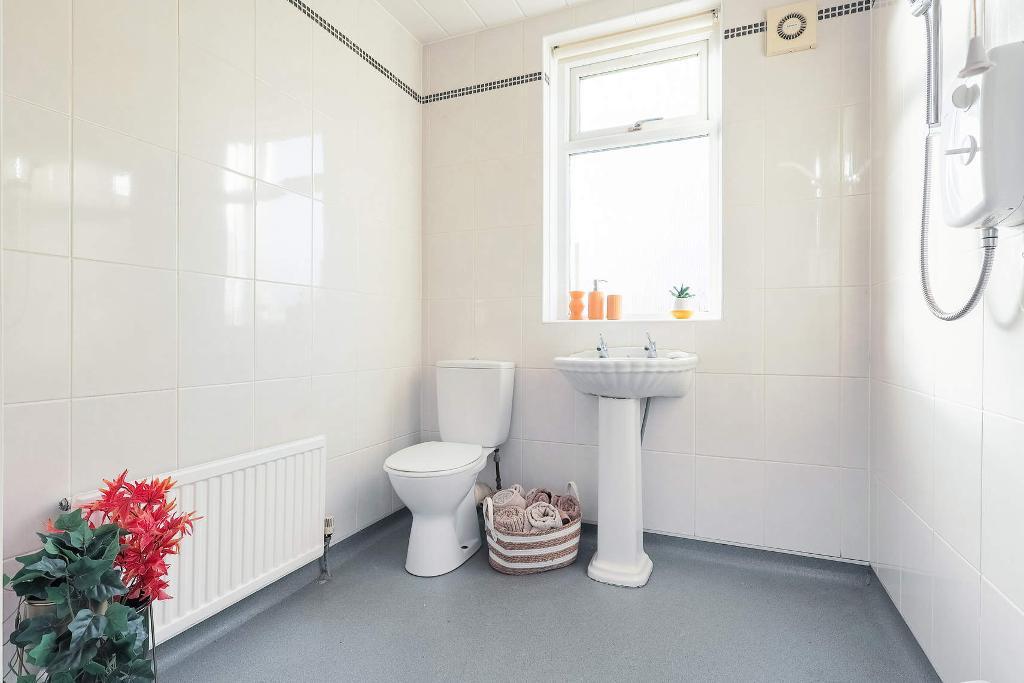 2 Bedroom Lower cottage flat For Sale in Loretto Street, Carntyne, G33 3BU