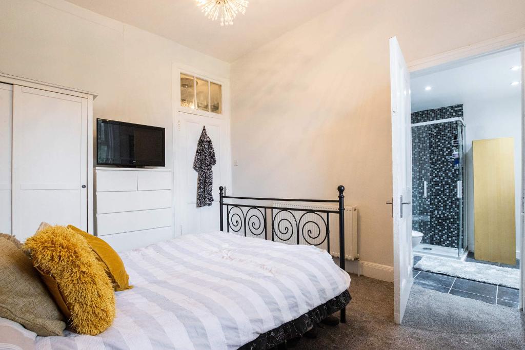 2 Bedroom Flat For Sale in Alexandra Park Street, Dennistoun, G31 2TY