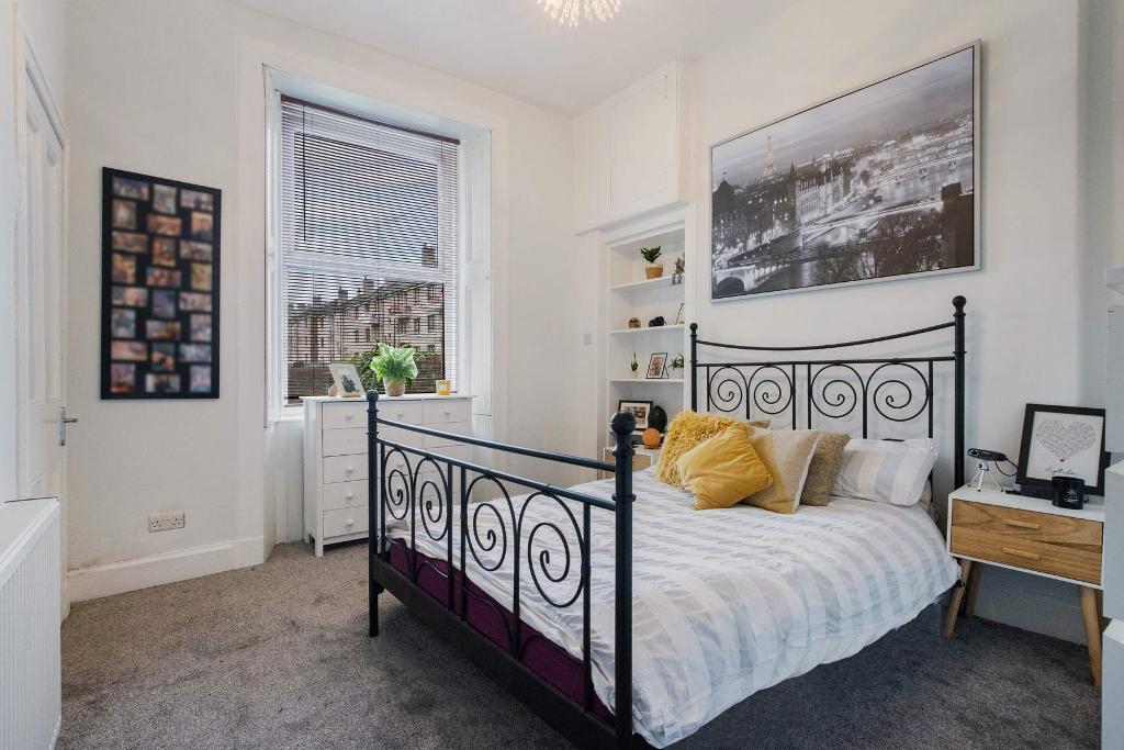 2 Bedroom Flat For Sale in Alexandra Park Street, Dennistoun, G31 2TY