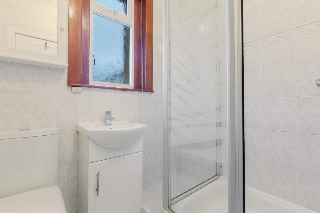 2 Bedroom Lower Cottage Flat For Sale in Ardgay Street, Sandyhills, G32 9BQ