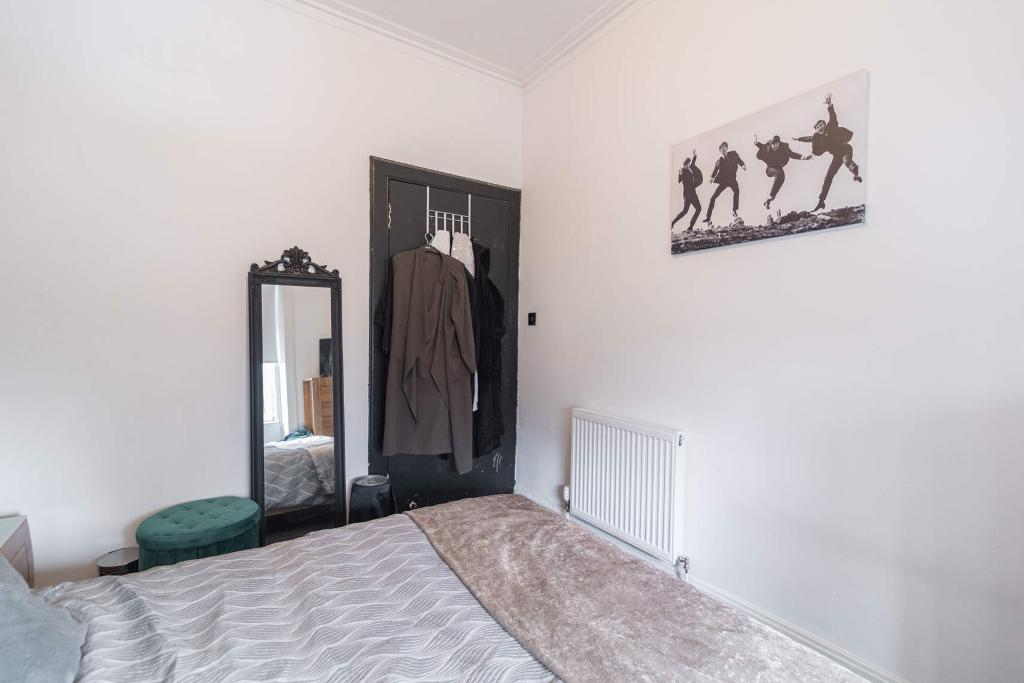 2 Bedroom upper cottage flat For Sale in Swinton Road, Baillieston, G69 6DS