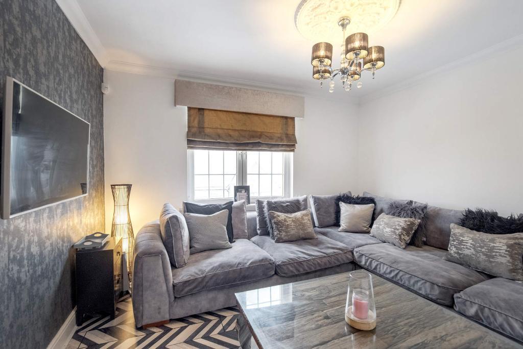 2 Bedroom Upper Cottage Flat For Sale in Drumpellier Street, Blackhill