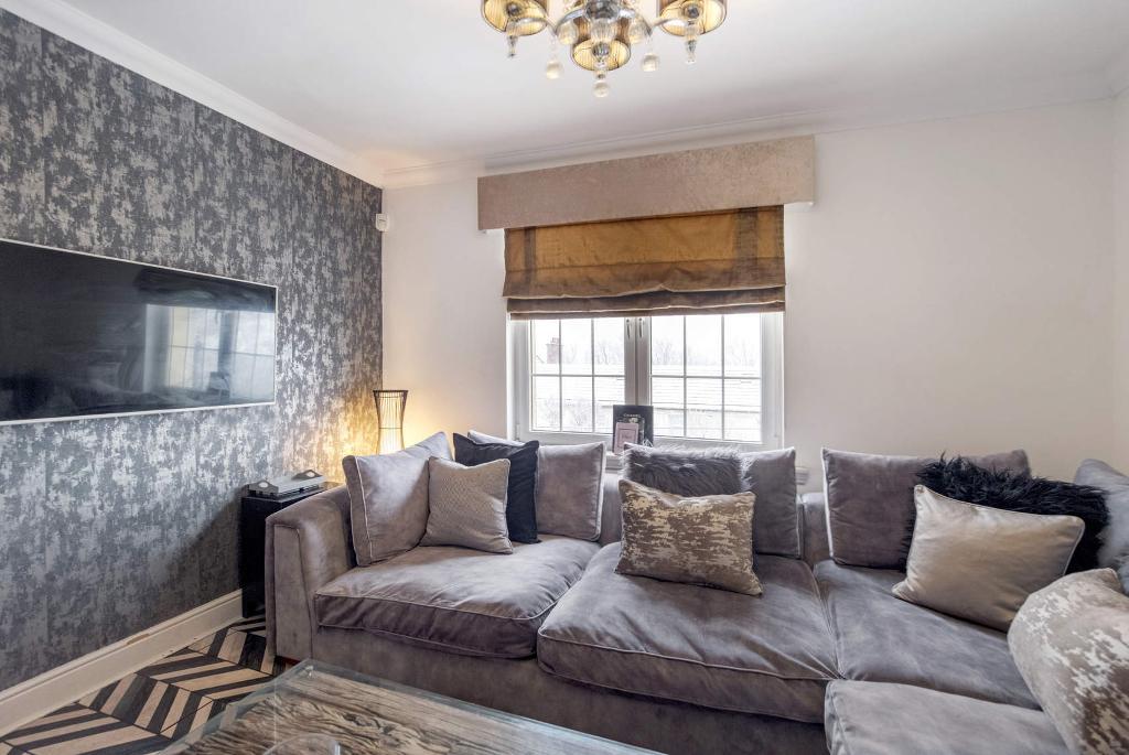 2 Bedroom Upper Cottage Flat For Sale in Drumpellier Street, Blackhill