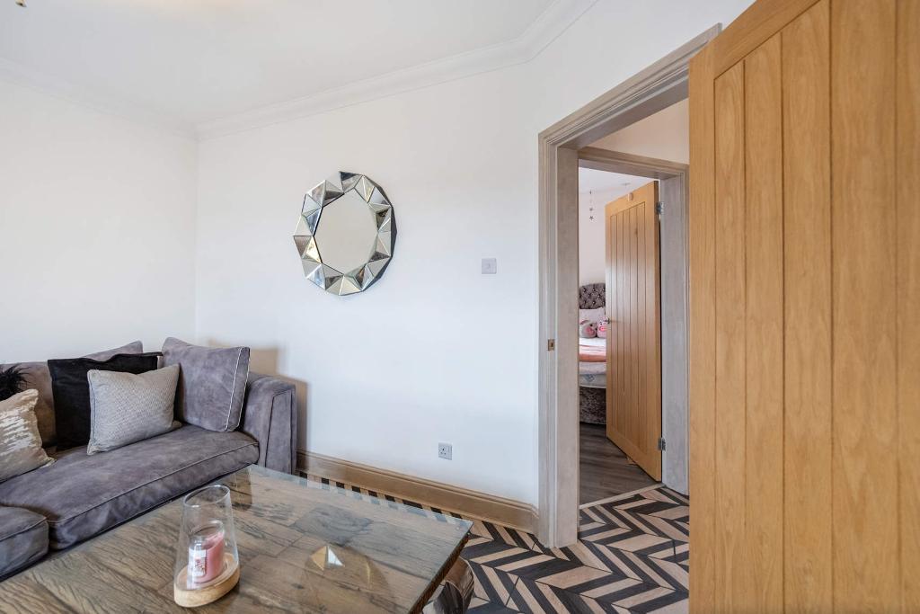 2 Bedroom Upper Cottage Flat For Sale in Drumpellier Street, Blackhill