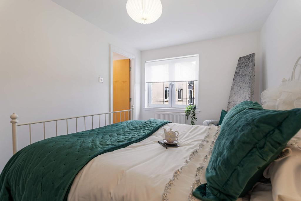 2 Bedroom Flat For Sale in Ashgill Road, Glasgow, G22 7HJ