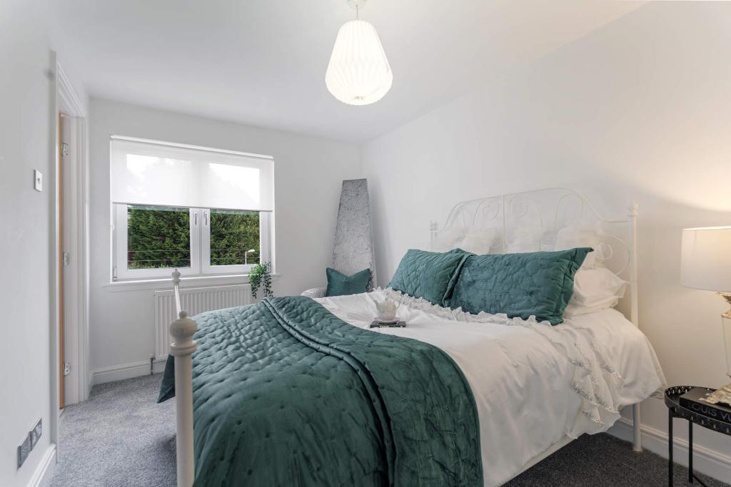 2 Bedroom Flat For Sale in Ashgill Road, Glasgow, G22 7HJ