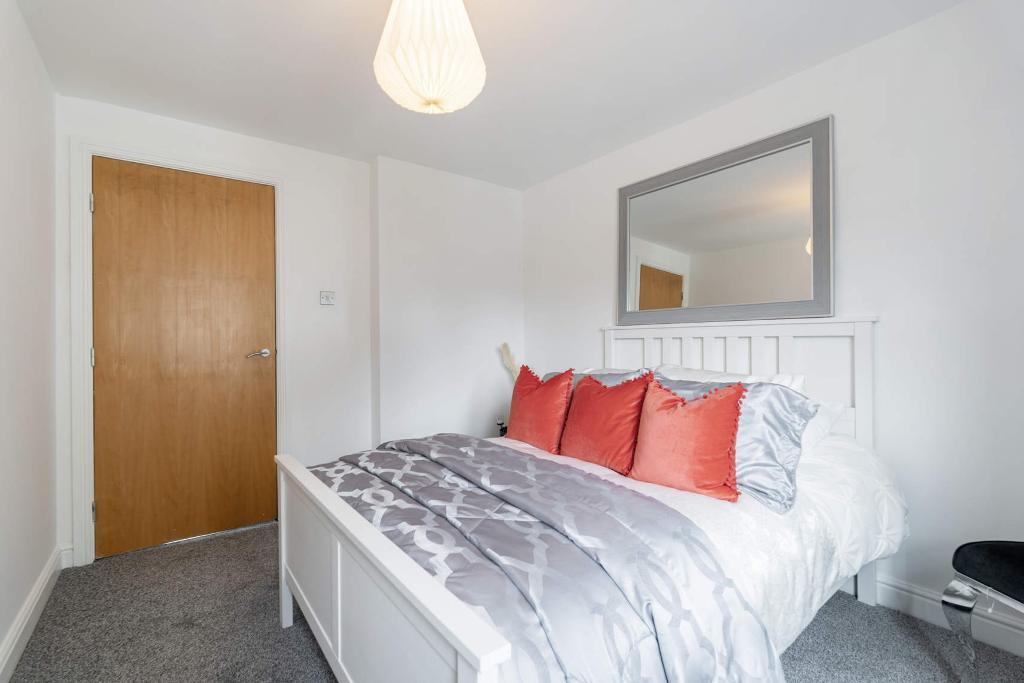 2 Bedroom Flat For Sale in Ashgill Road, Glasgow, G22 7HJ