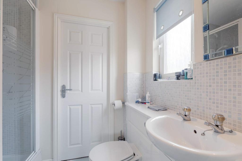 5 Bedroom Detached For Sale in Argyll Avenue, Dumbarton, G82 3NS