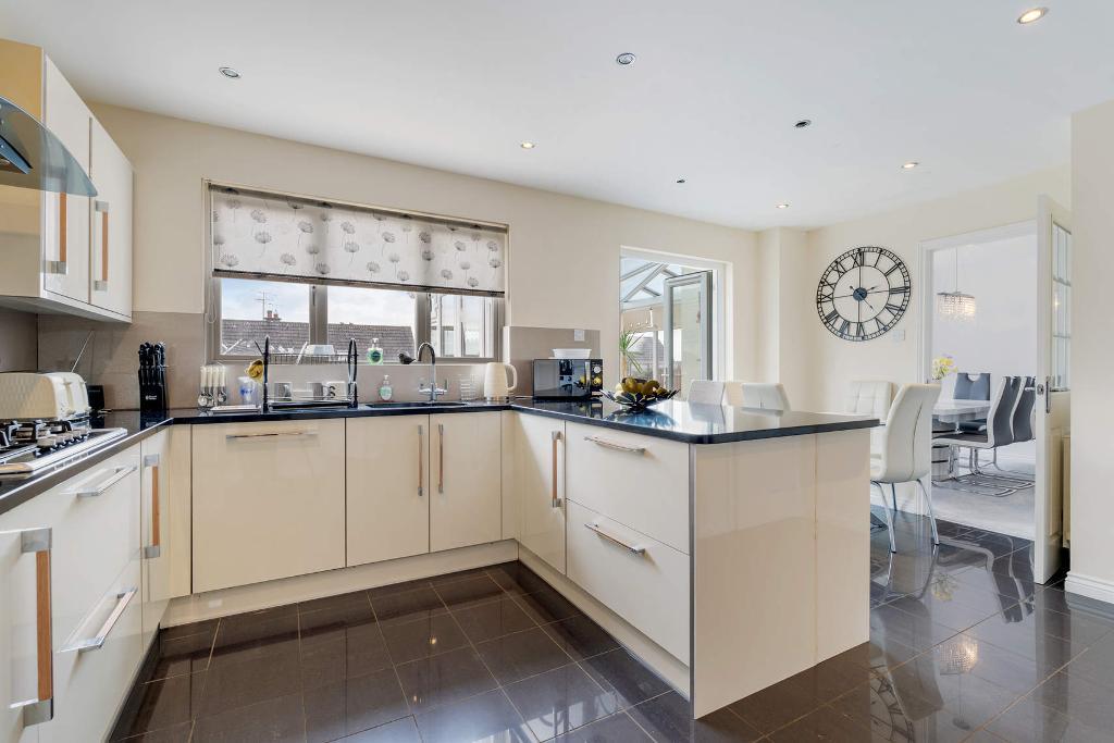 5 Bedroom Detached For Sale in Argyll Avenue, Dumbarton, G82 3NS