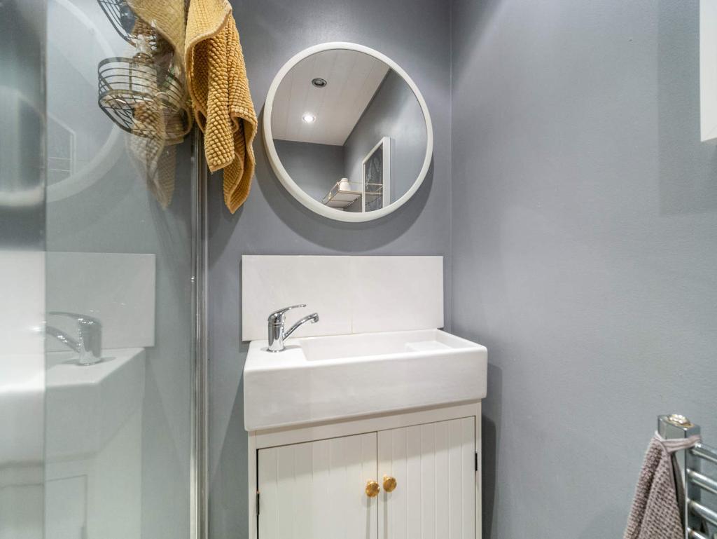 2 Bedroom Flat For Sale in Cardross Street, Dennistoun, G31 2DG