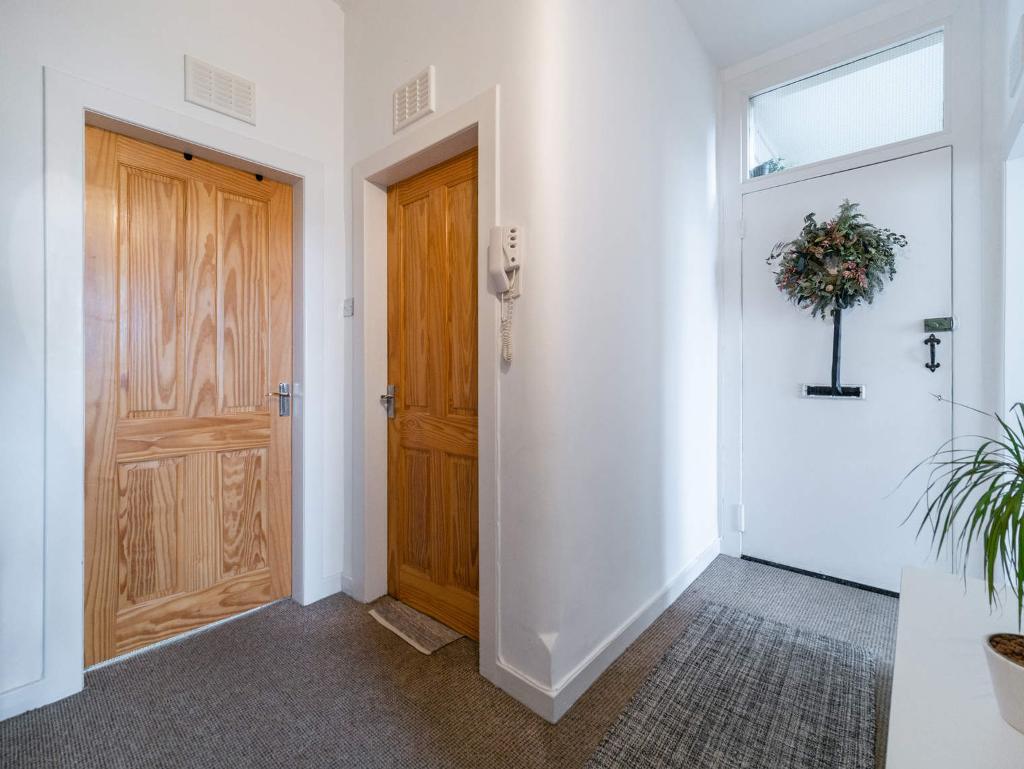 2 Bedroom Flat For Sale in Cardross Street, Dennistoun, G31 2DG