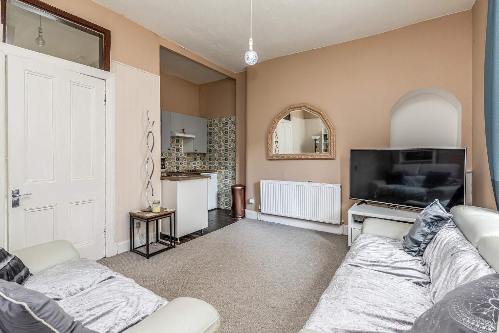 1 Bedroom Flat For Sale in Cumbernauld Road, Dennistoun, G31 2UF