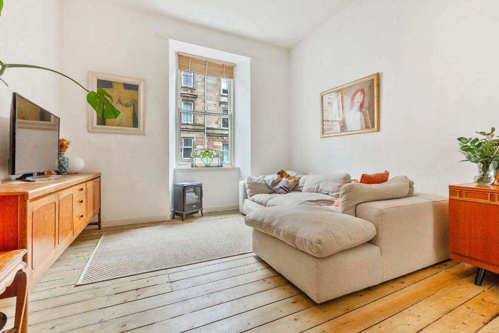 2 Bedroom For Sale in Bathgate Street, Dennistoun, G31 1DX