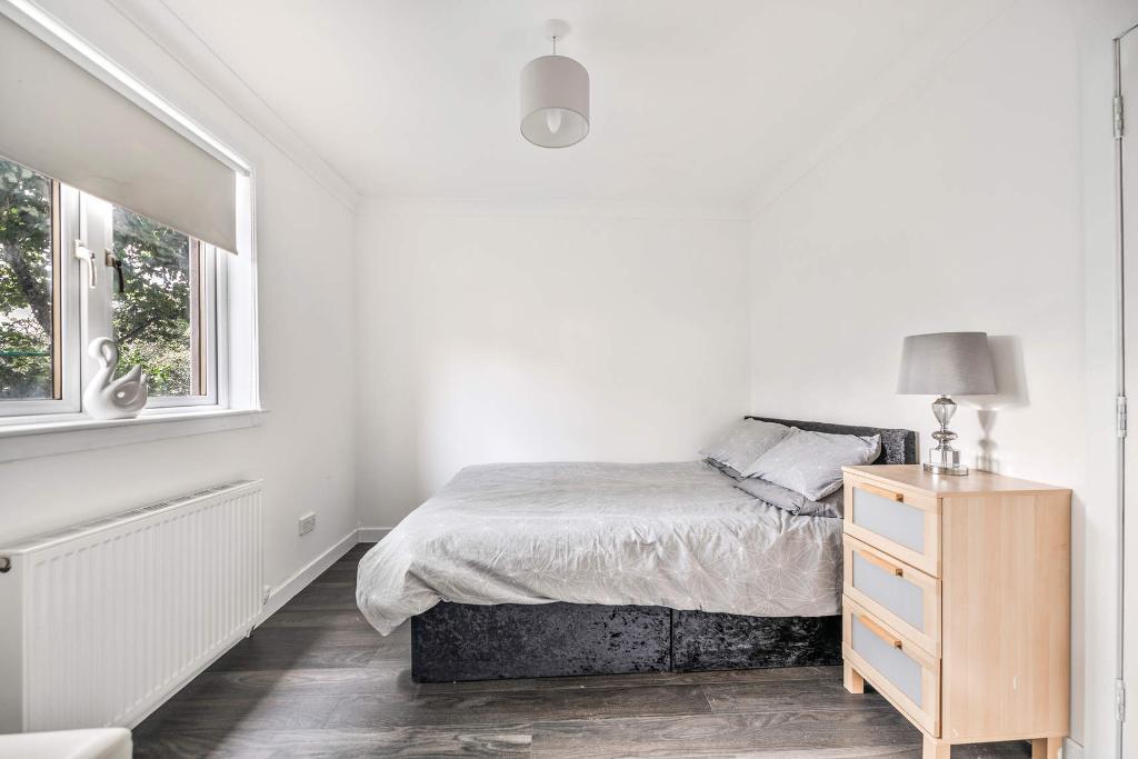 2 Bedroom Ground Floor Flat For Sale in Newton Court, Millport, KA28 0AT