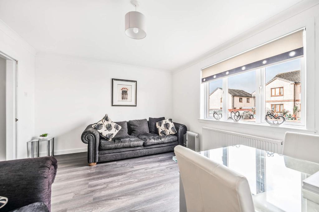 2 Bedroom Ground Floor Flat For Sale in Newton Court, Millport, KA28 0AT