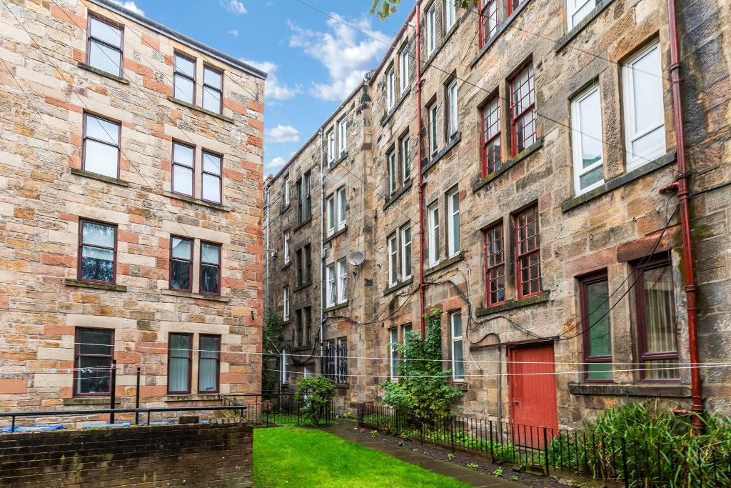 2 Bedroom Ground Floor Flat For Sale in Cumbernauld Road, Dennistoun