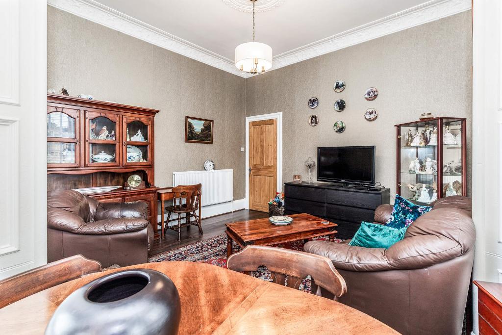 2 Bedroom Ground Floor Flat For Sale in Cumbernauld Road, Dennistoun