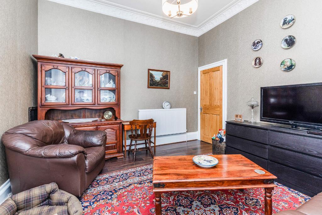 2 Bedroom Ground Floor Flat For Sale in Cumbernauld Road, Dennistoun