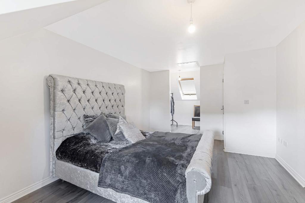 4 Bedroom Town House For Sale in Brodie Drive, Swinton, G69 6FD