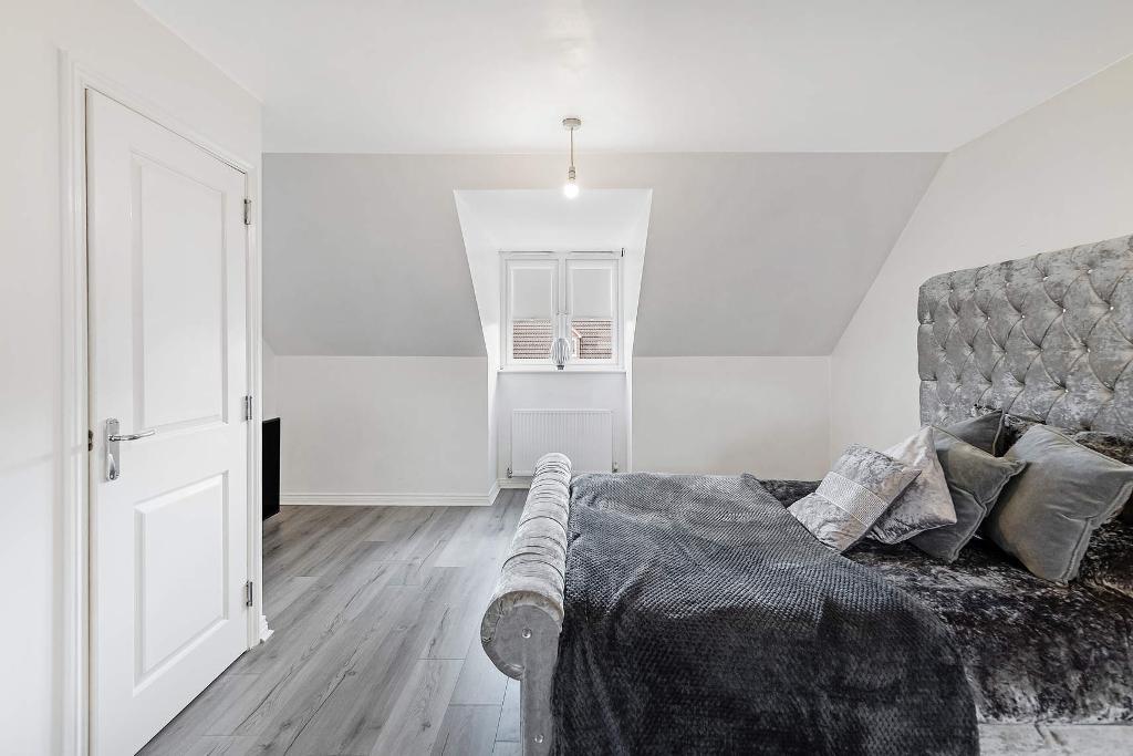 4 Bedroom Town House For Sale in Brodie Drive, Swinton, G69 6FD