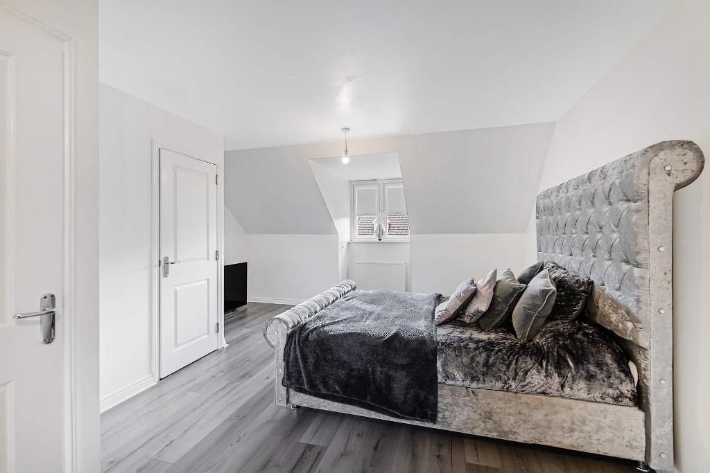 4 Bedroom Town House For Sale in Brodie Drive, Swinton, G69 6FD