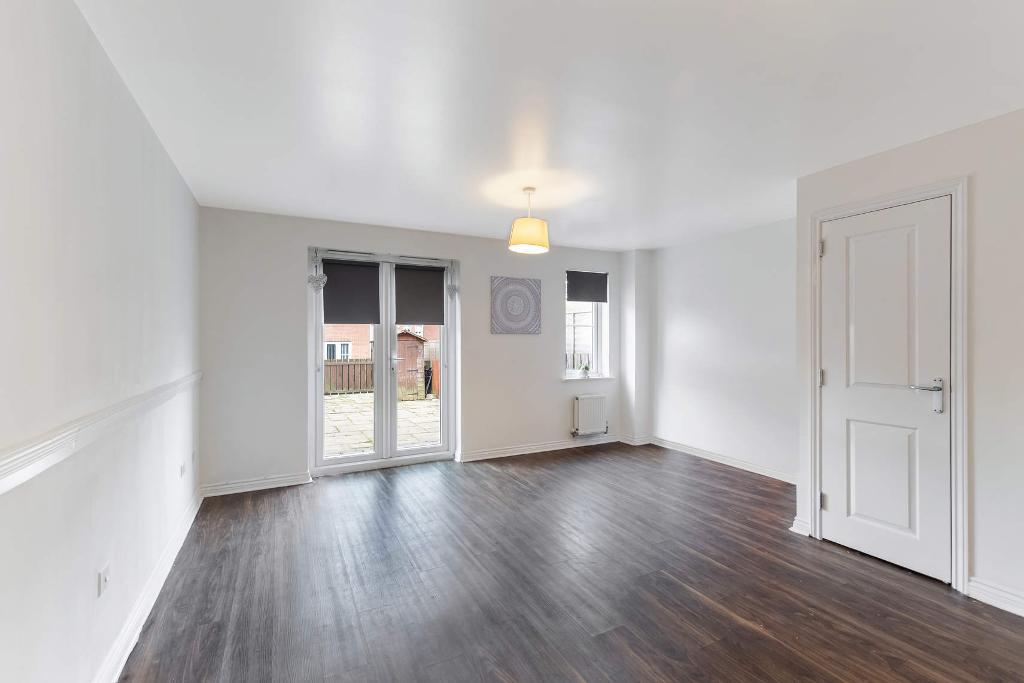 4 Bedroom Town House For Sale in Brodie Drive, Swinton, G69 6FD