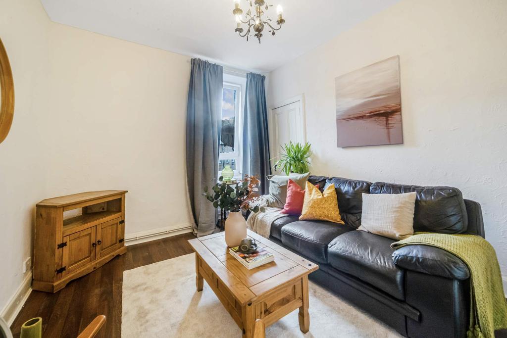 1 Bedroom Flat For Sale in Cumbernauld Road, Dennistoun, G31 2UG