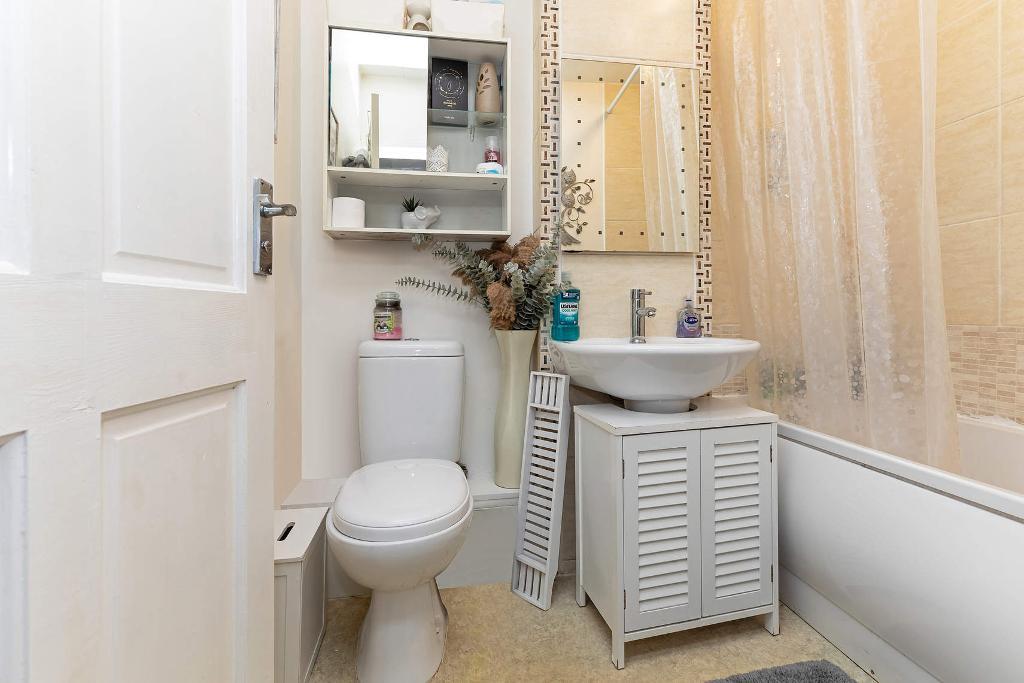 3 Bedroom Town House For Sale in Hillpark Drive, Glasgow, G43 2SE