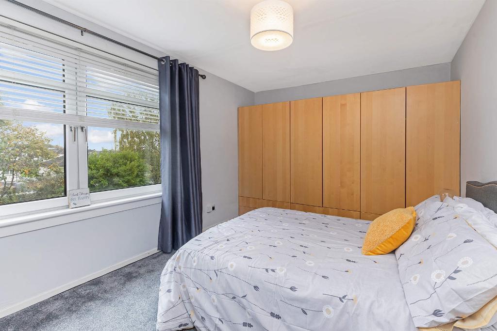 3 Bedroom Mid Terraced For Sale in Larchgrove Avenue, Springboig, G32 0JT