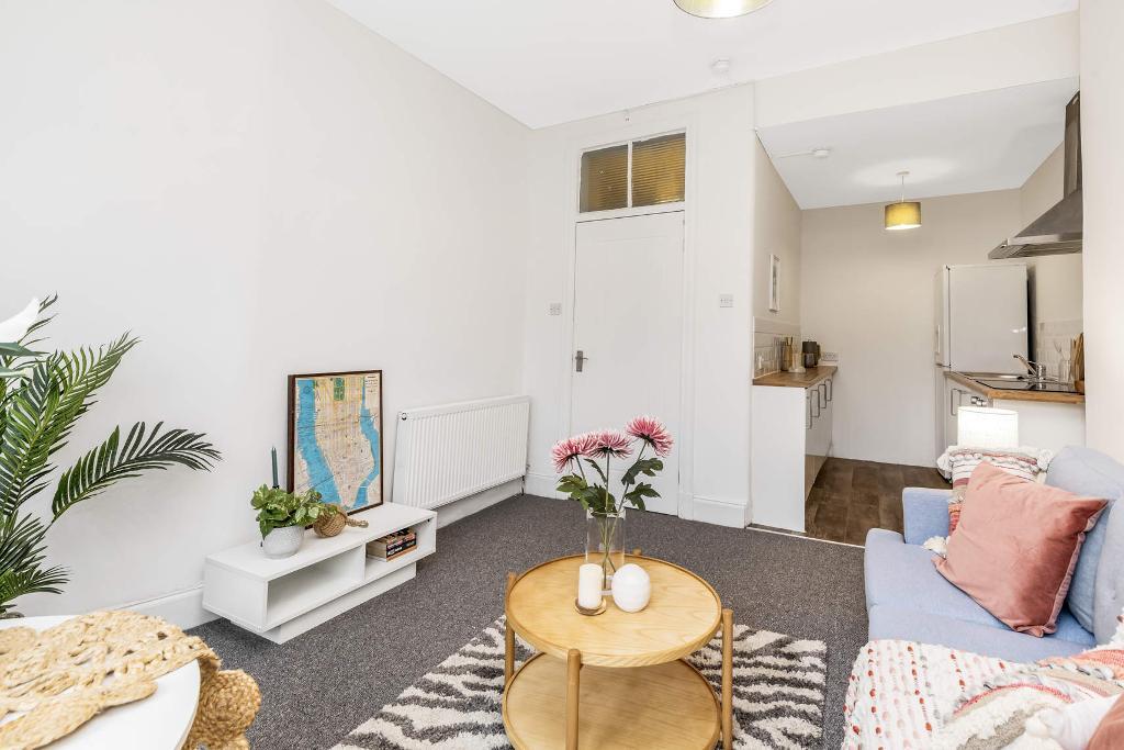 1 Bedroom Flat For Sale in Aberfoyle Street, Dennistoun, G31 3RR