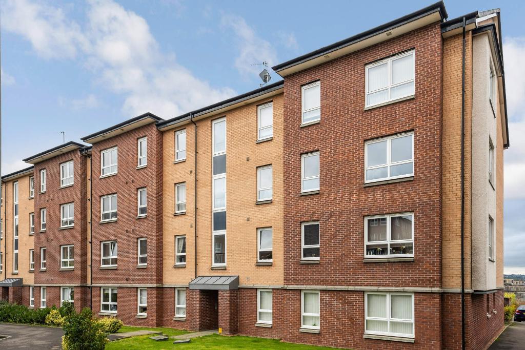2 Bedroom Flat For Sale in Springfield Gardens, Parkhead, Glasgow, G31 4HS