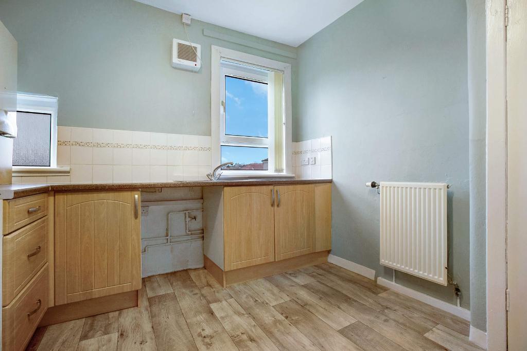 2 Bedroom Upper Cottage Flat For Sale in Dalmahoy Street, Carntyne, G32 6LD