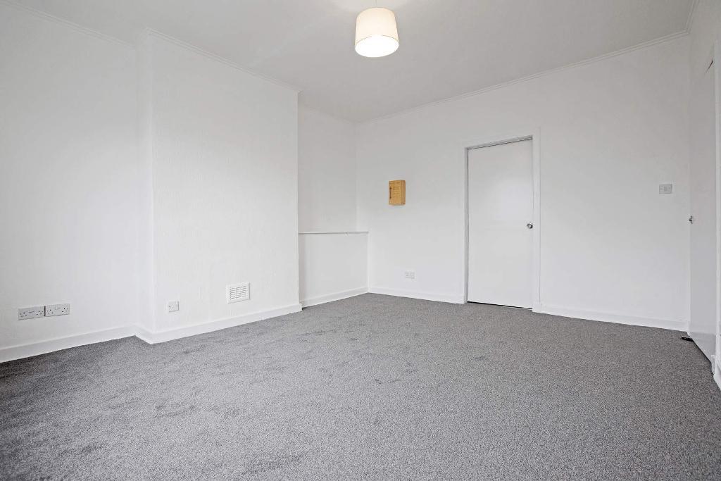 2 Bedroom Upper Cottage Flat For Sale in Dalmahoy Street, Carntyne, G32 6LD