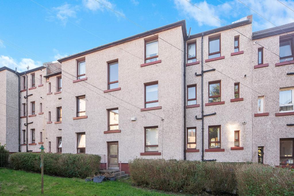 2 Bedroom Ground Floor Flat For Sale in Cumbernauld Road, Riddrie, G33 2EG