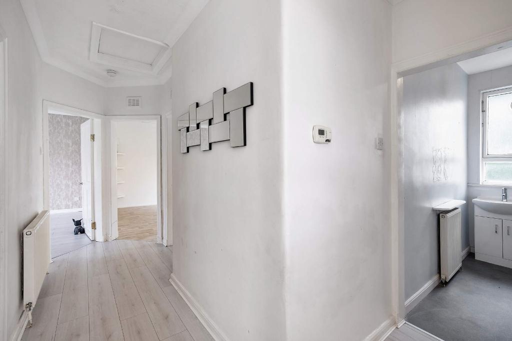 2 Bedroom Upper Cottage Flat For Sale in Morningside Street, Carntyne